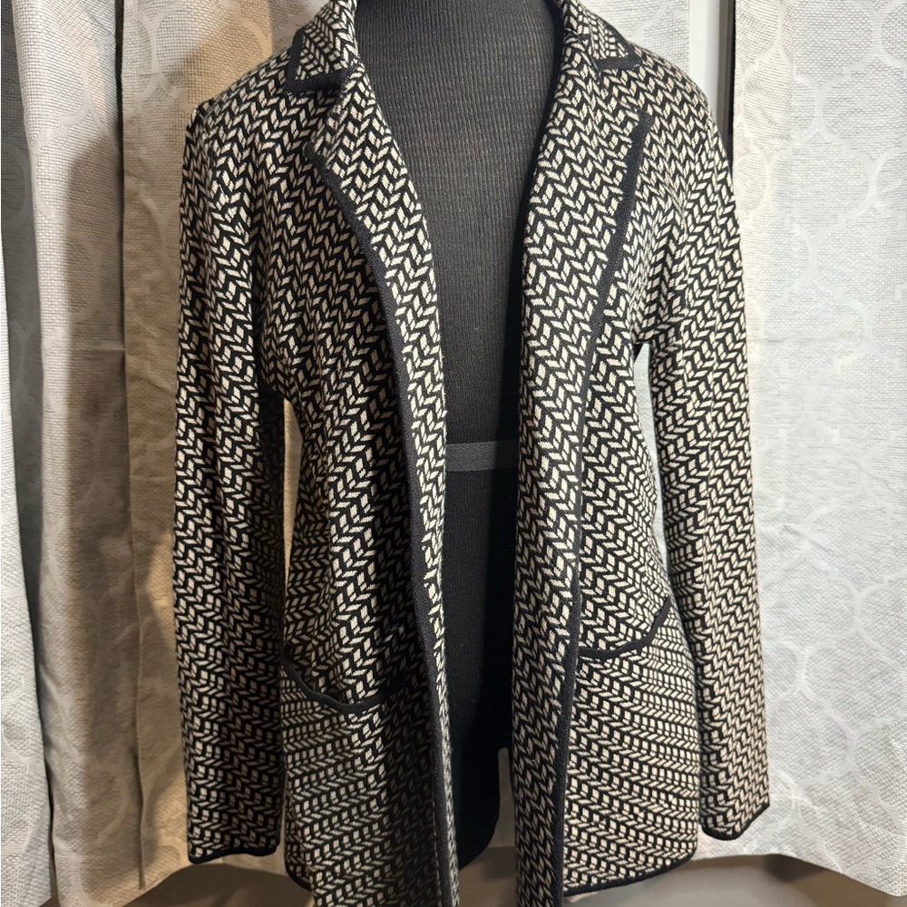 Black & Cream cardigan size Medium long sleeve with pockets